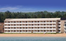 Mackinaw Beach And Bay Inn & Suites